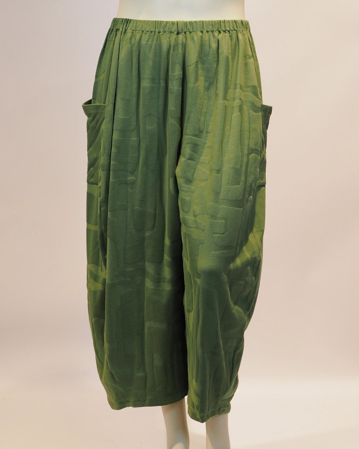 Grüne Plus-Size-Hose Serena von Katrin Kiesler Berlin, Vorderansicht