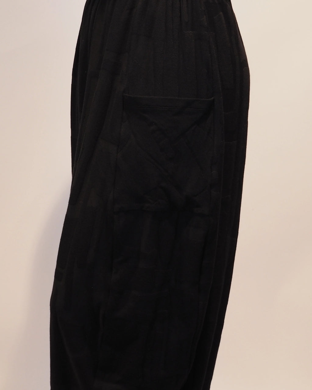 Schwarze Plus-Size-Hose Serena von Katrin Kiesler Berlin, Detail Tasche