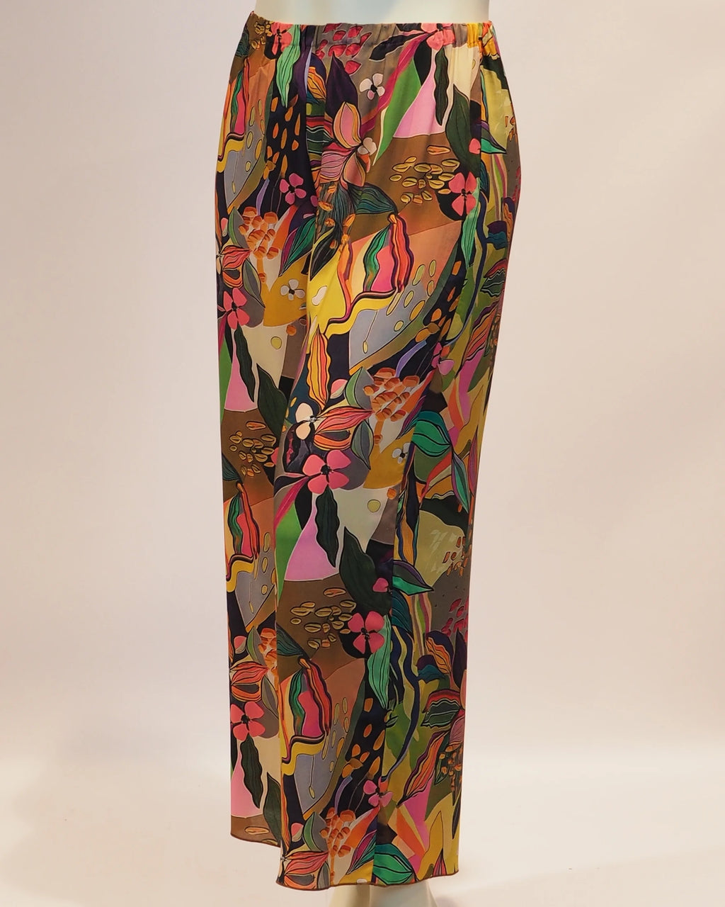 Plus Size Hose Tilda von der Seite von Katrin Kiesler Berlin
