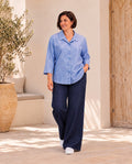 Blaue Plus-Size-Hose Toni von Katrin Kiesler Berlin am Model