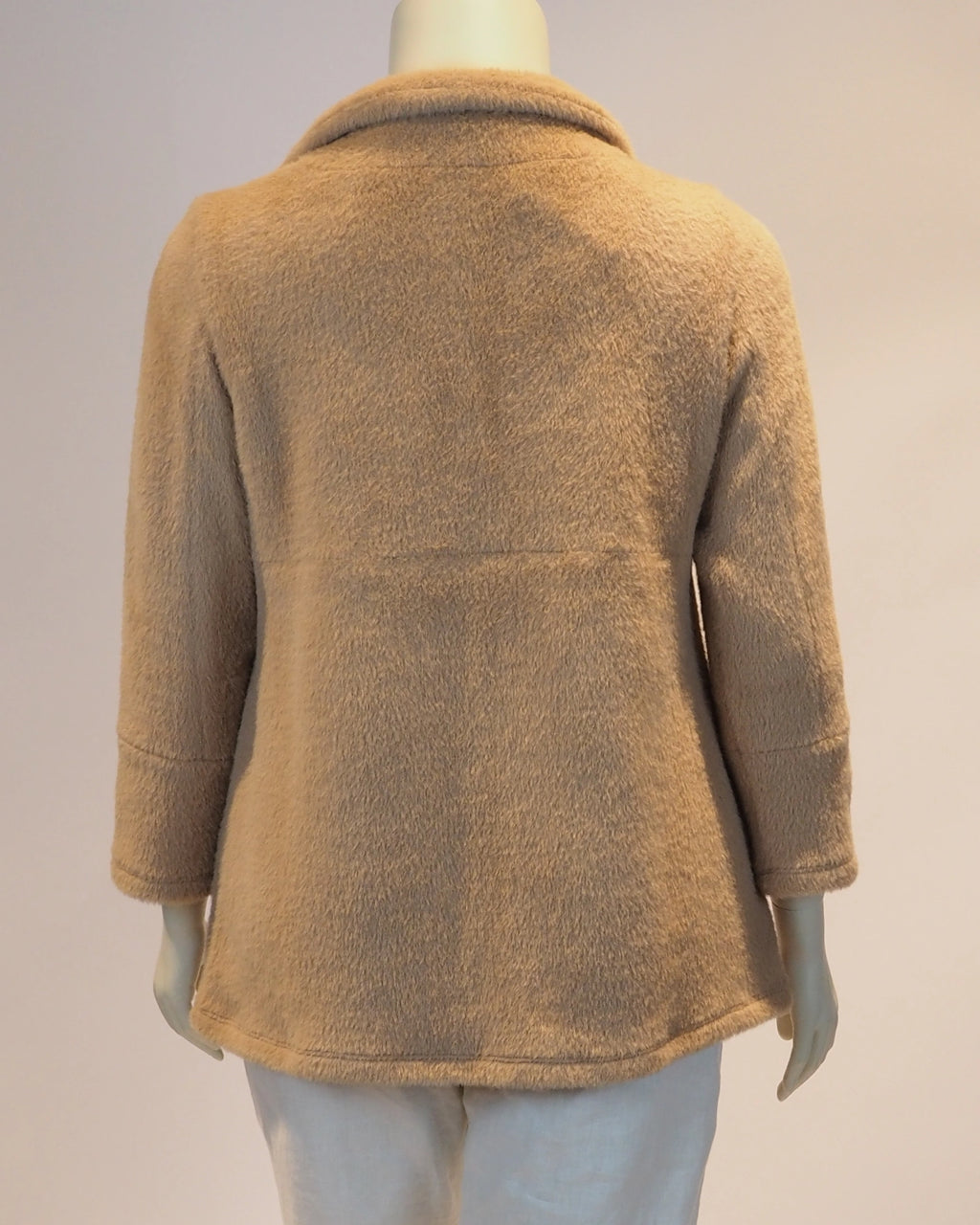 Camelfarbene Plus-Size-Jacke Lisa von Katrin Kiesler Berlin, Rückansicht
