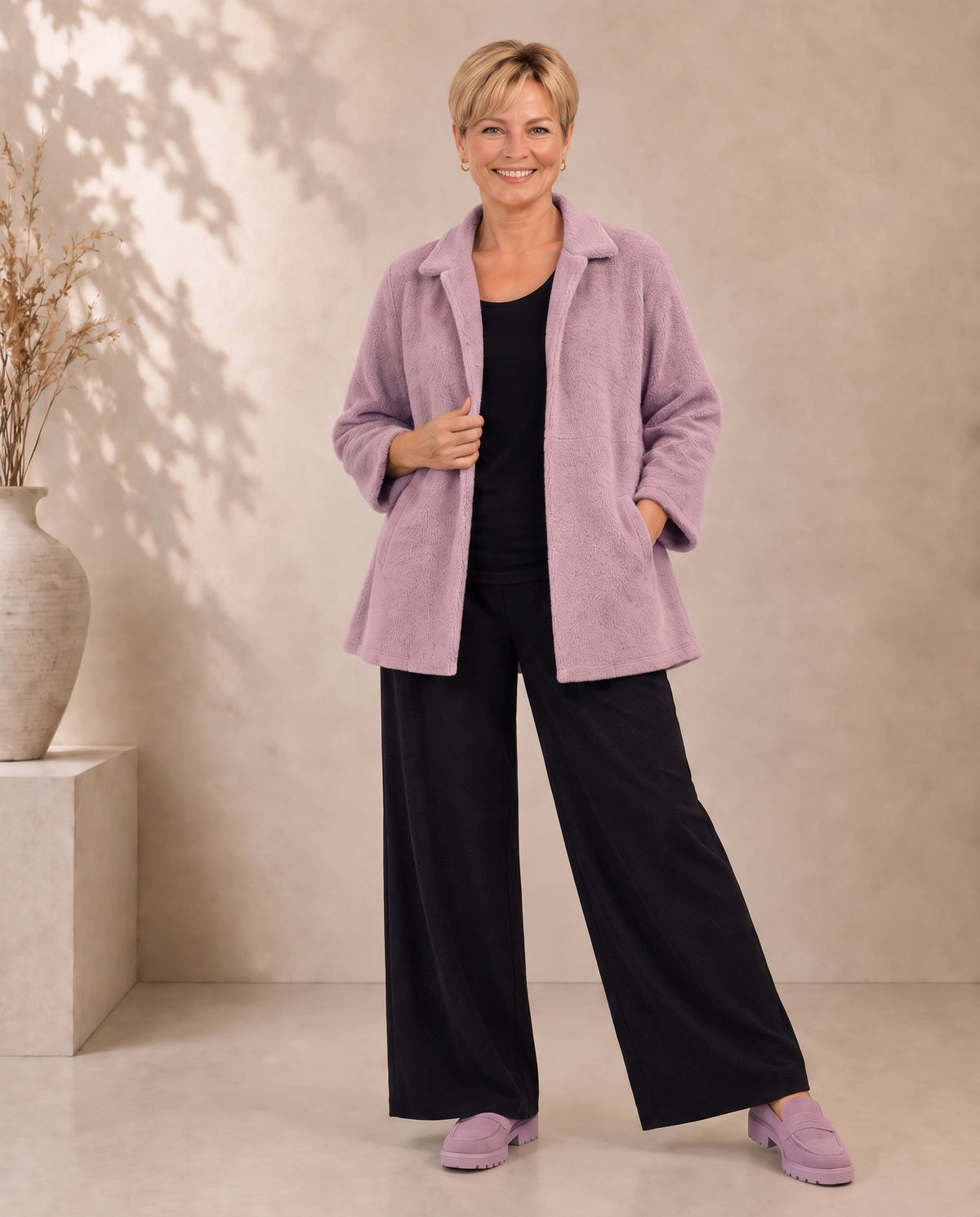 Fliederfarbene Plus-Size-Jacke Lisa von Katrin Kiesler Berlin, am Model