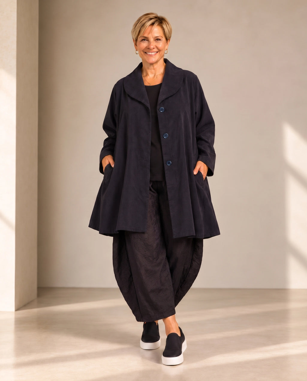 Blauer Plus-Size-Mantel Loredana von Katrin Kiesler Berlin, am Model