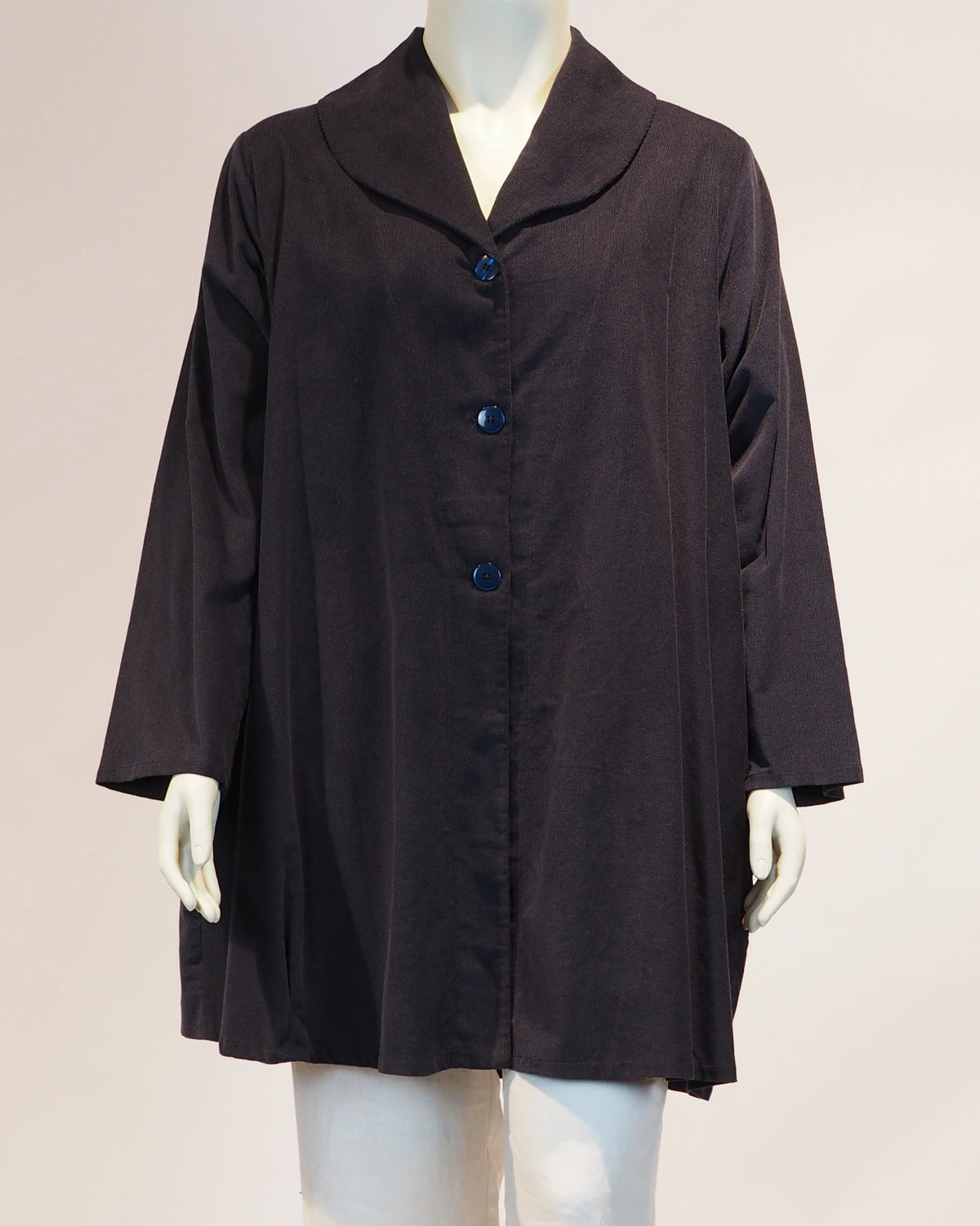 Blauer Plus-Size-Mantel Loredana von Katrin Kiesler Berlin, Vorderansicht