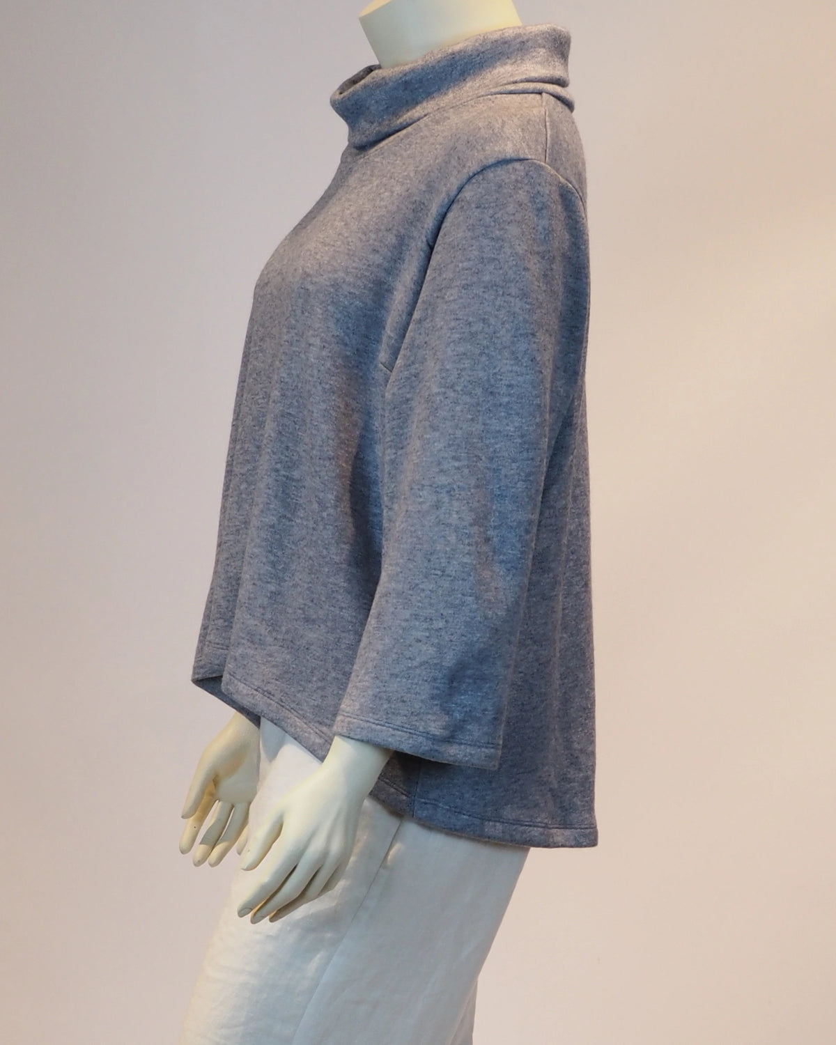 Blaugrauer Plus-Size-Pullover Elena von Katrin Kiesler Berlin, Detail Länge