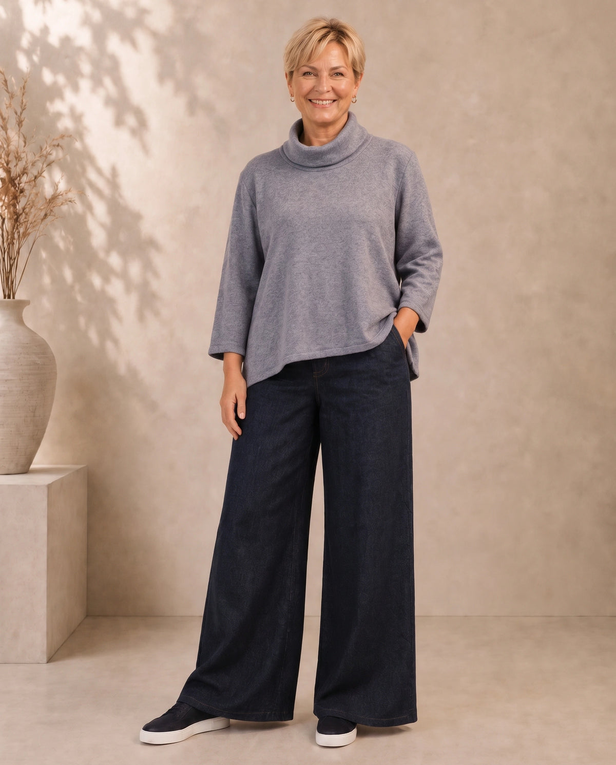 Blaumelangefarbener Plus-Size-Pullover Elena von Katrin Kiesler Berlin, am Model 
