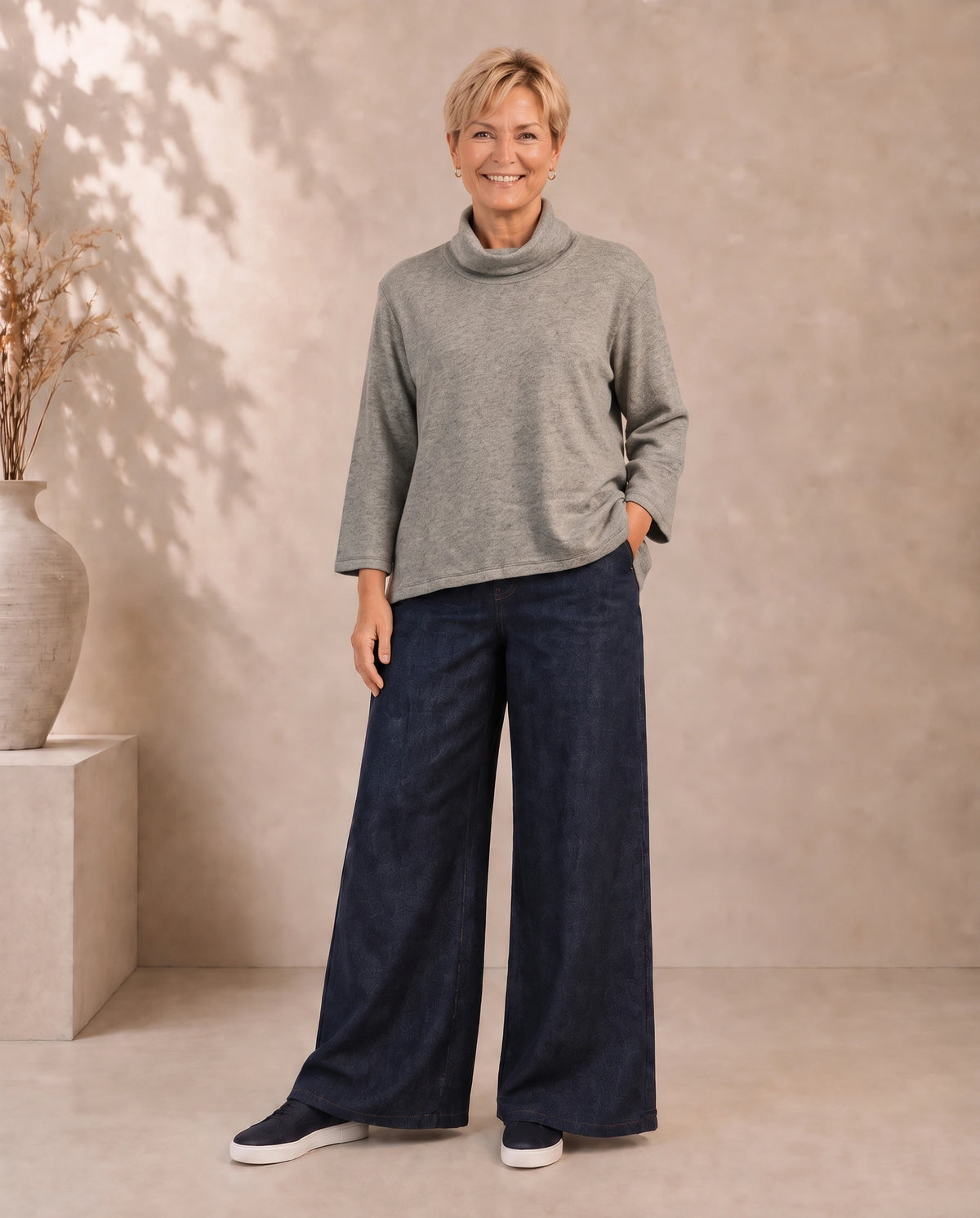 Grünmelangefarbener Plus-Size-Pullover Elena von Katrin Kiesler Berlin, am Model 