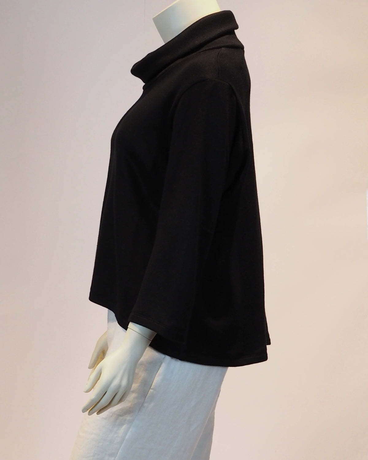 Schwarzer Plus-Size-Pullover Elena von Katrin Kiesler Berlin, Detail Länge