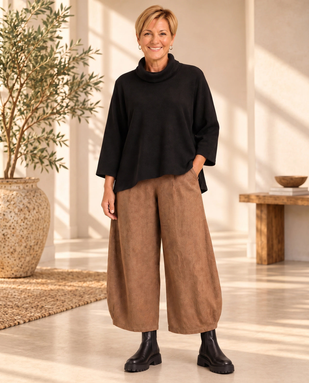 Schwarzer Plus-Size-Pullover Elena von Katrin Kiesler Berlin, am Model 