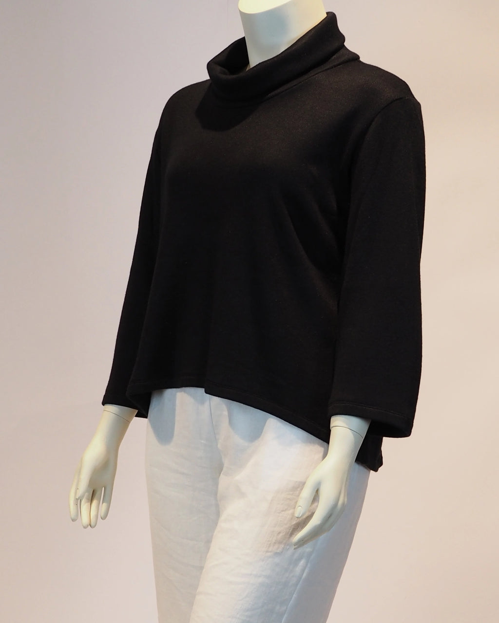 Schwarzer Plus-Size-Pullover Elena von Katrin Kiesler Berlin, Seitenansicht
