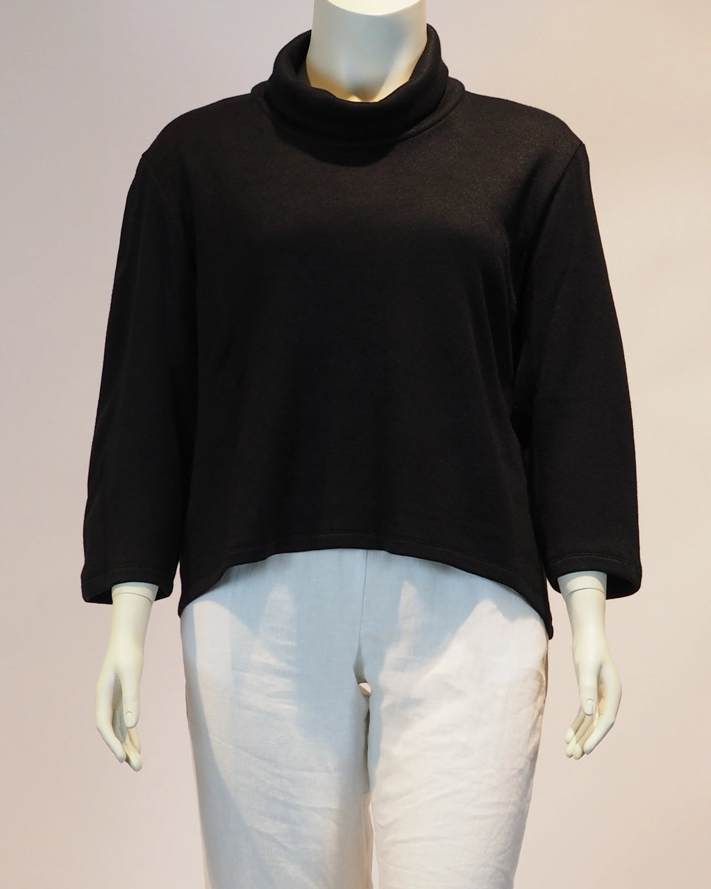 Schwarzer Plus-Size-Pullover Elena von Katrin Kiesler Berlin, Vorderansicht