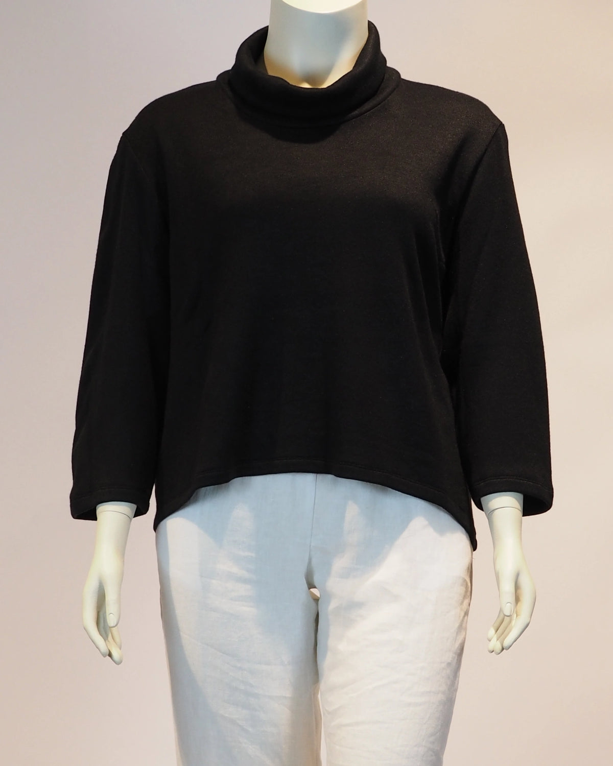 Schwarzer Plus-Size-Pullover Elena von Katrin Kiesler Berlin, Vorderansicht