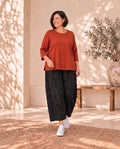 Rostfarbener Plus-Size-Pullover Helena von Katrin Kiesler Berlin, am Model