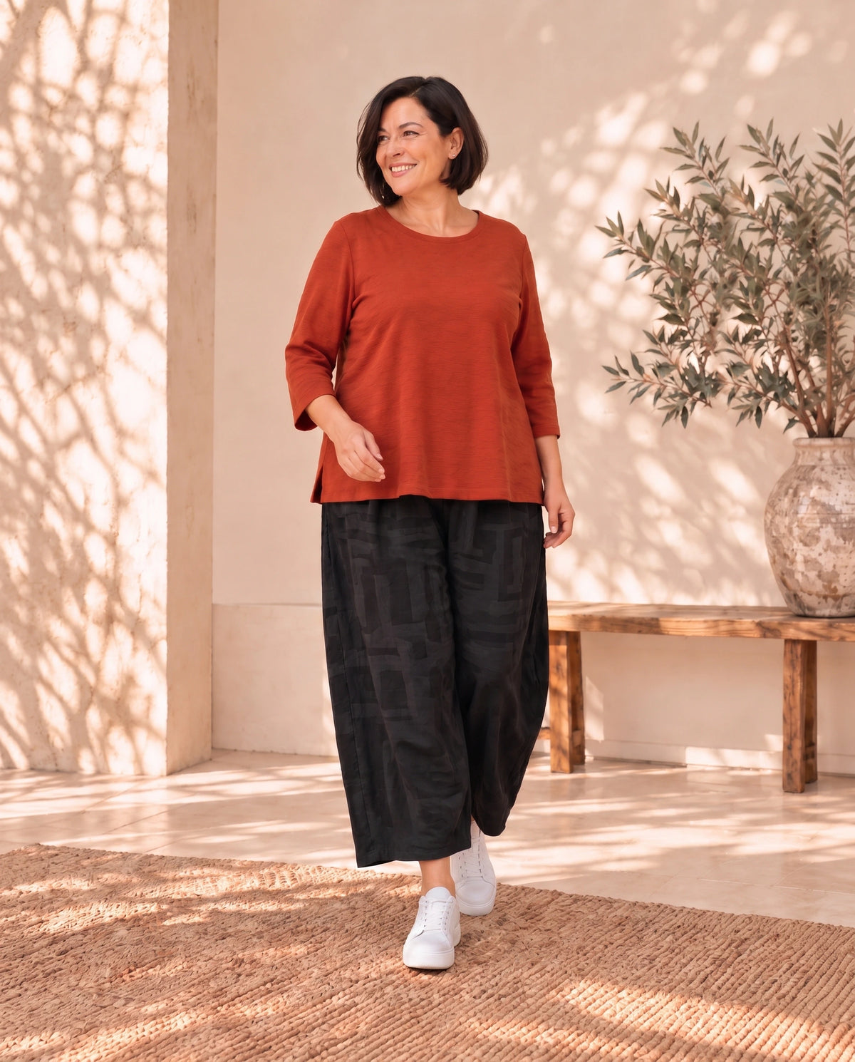 Rostfarbener Plus-Size-Pullover Helena von Katrin Kiesler Berlin, am Model