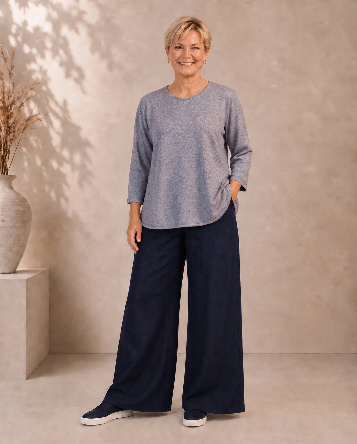 Blaugrauer Plus-Size-Pullover Inga von Katrin Kiesler Berlin, am Model 