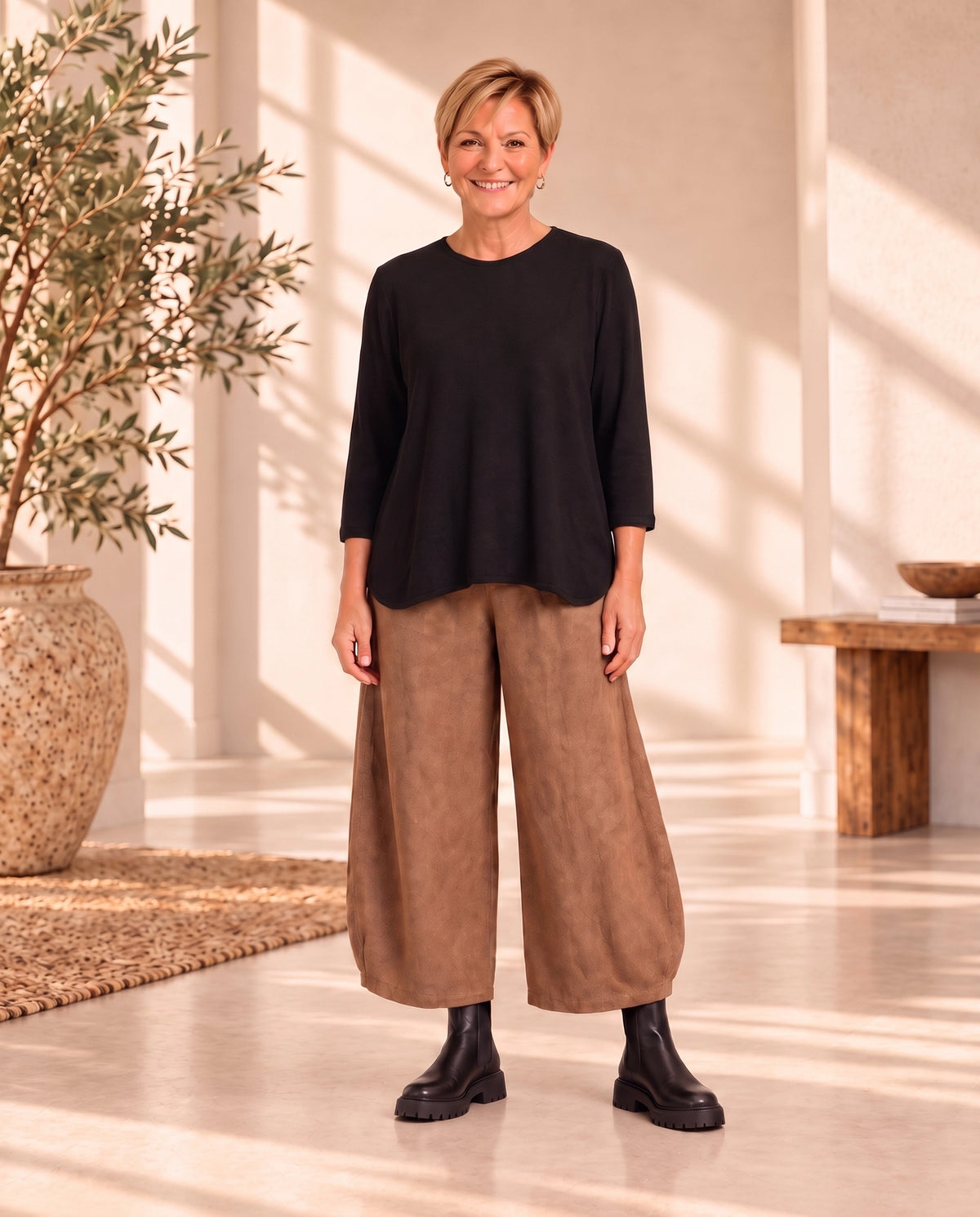 Schwarzer Plus-Size-Pullover Inga von Katrin Kiesler Berlin, am Model 
