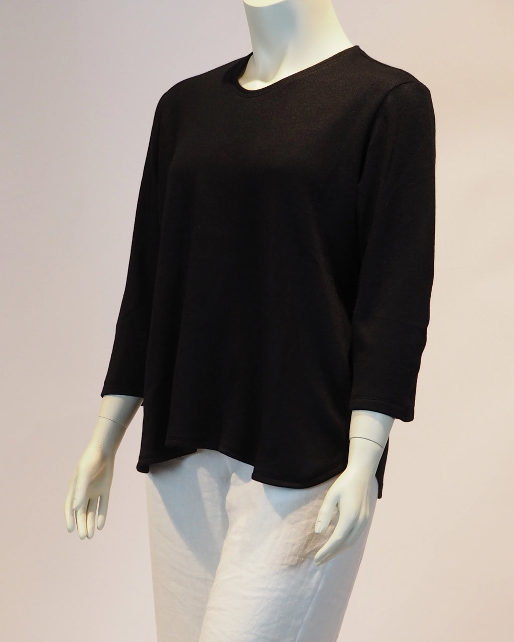 Schwarzer Plus-Size-Pullover Inga von Katrin Kiesler Berlin, Seitenansicht