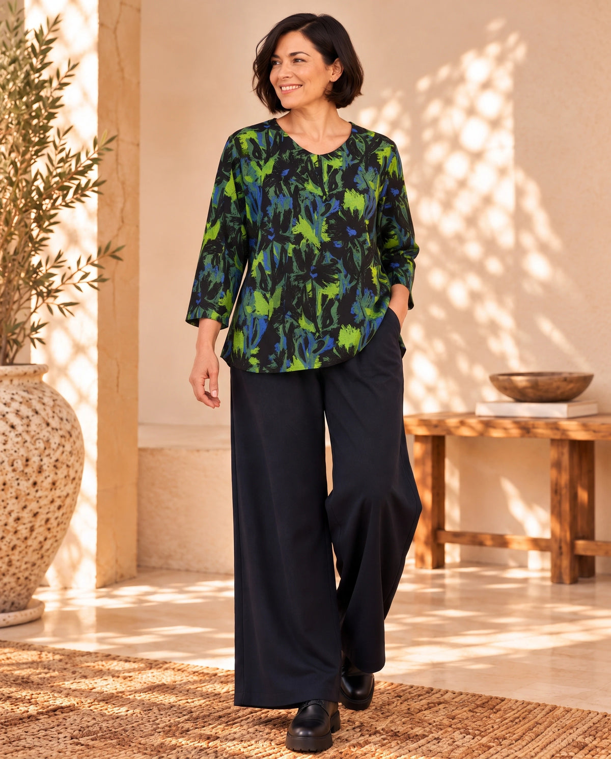 Schwarz-grüner Plus-Size-Pullover Romy von Katrin Kiesler Berlin, am Model