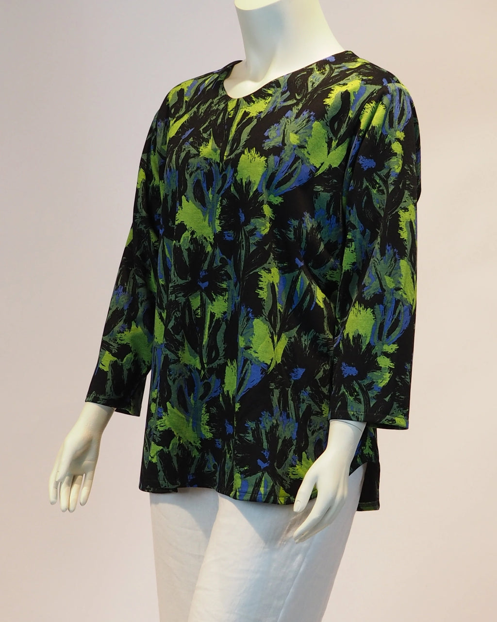 Schwarzgrüner Plus-Size-Pullover Romy von Katrin Kiesler Berlin, Seitenansicht