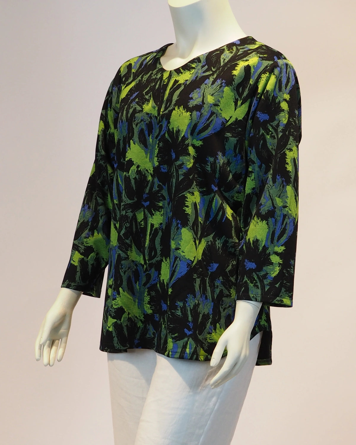 Schwarzgrüner Plus-Size-Pullover Romy von Katrin Kiesler Berlin, Seitenansicht