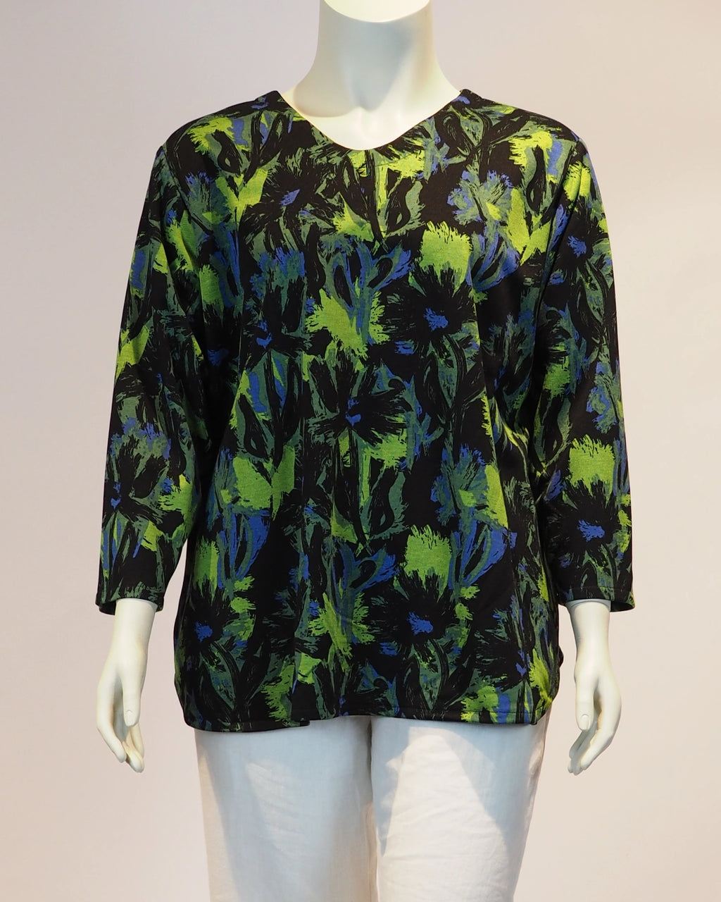 Schwarzgrüner Plus-Size-Pullover Romy von Katrin Kiesler Berlin, Vorderansicht