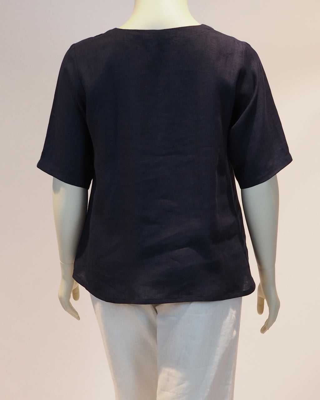Plus Size Leinen-Shirt Amelie in marine von hinten von Katrin Kiesler Berlin