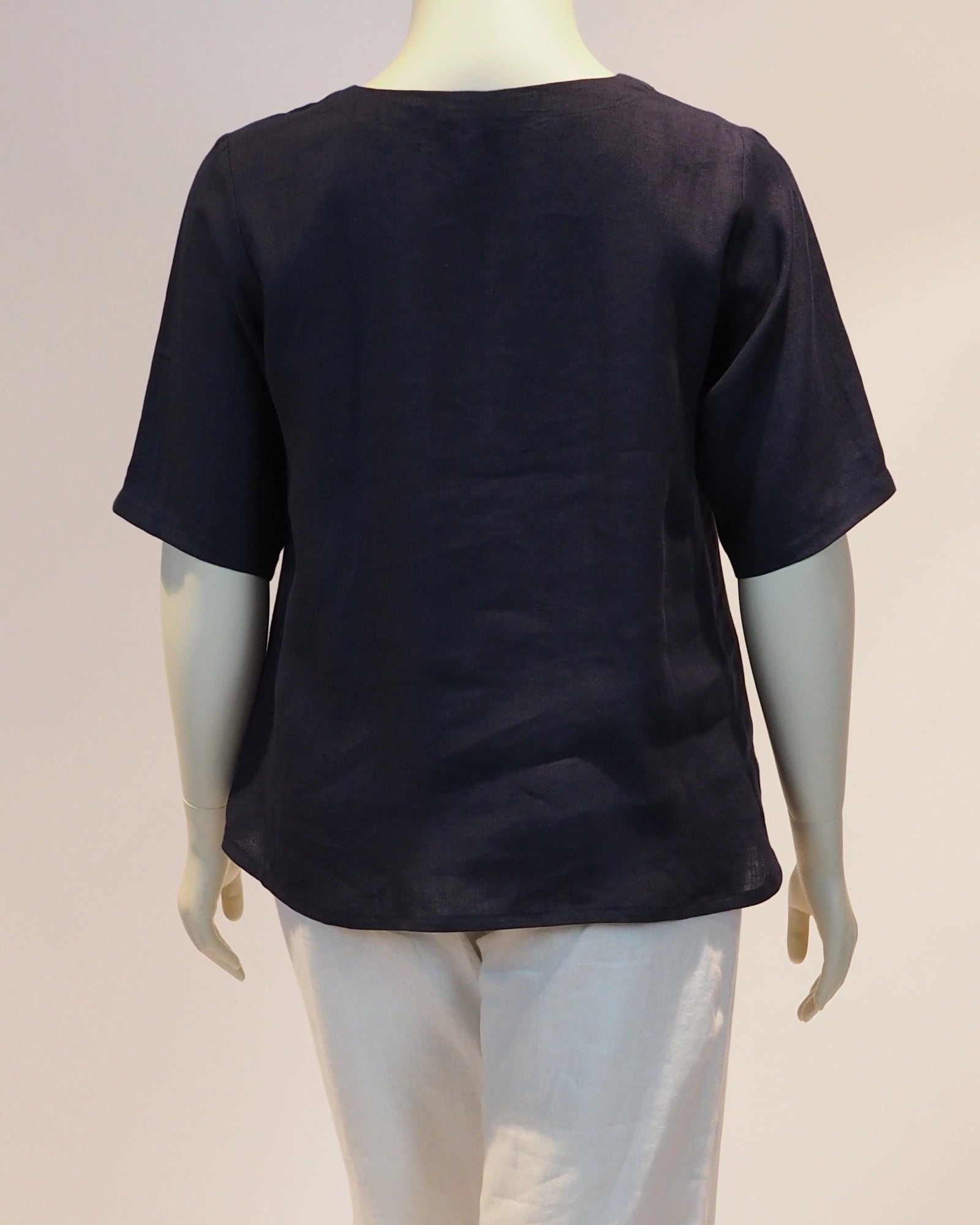 Plus Size Leinen-Shirt Amelie in marine von hinten von Katrin Kiesler Berlin