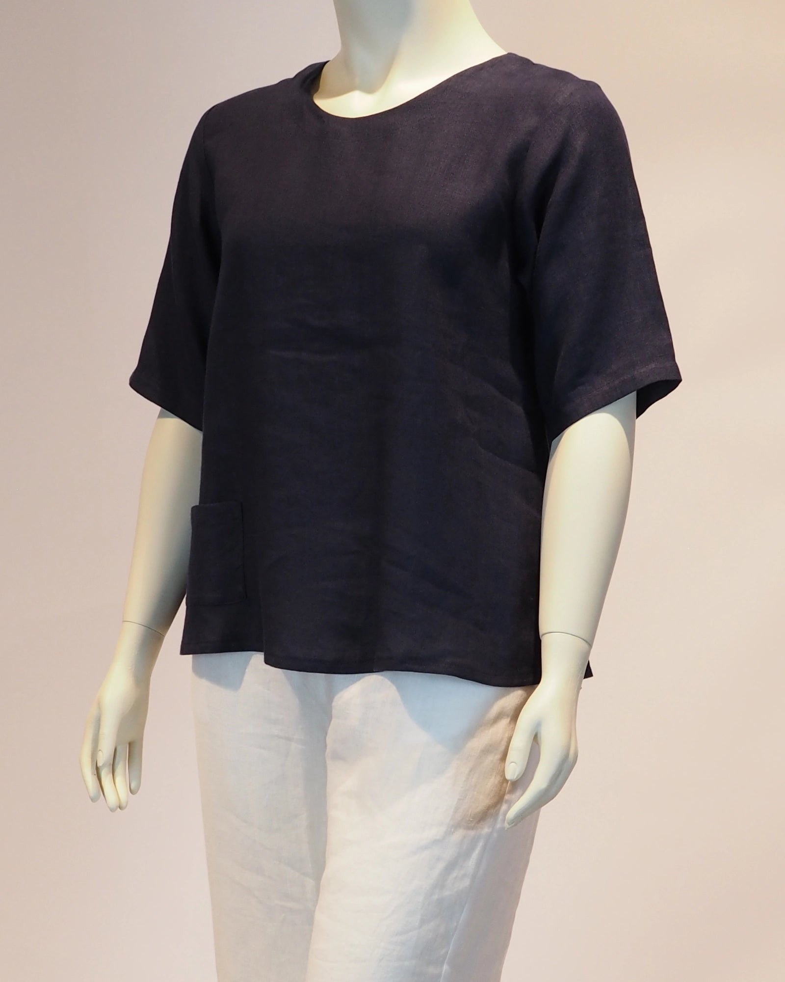 Plus Size Leinen-Shirt Amelie in marine von der Seite von Katrin Kiesler Berlin