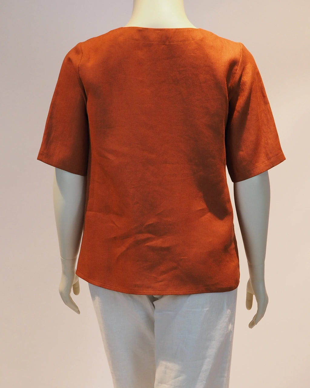 Plus Size Leinen-Shirt Amelie in rost von hinten von Katrin Kiesler Berlin