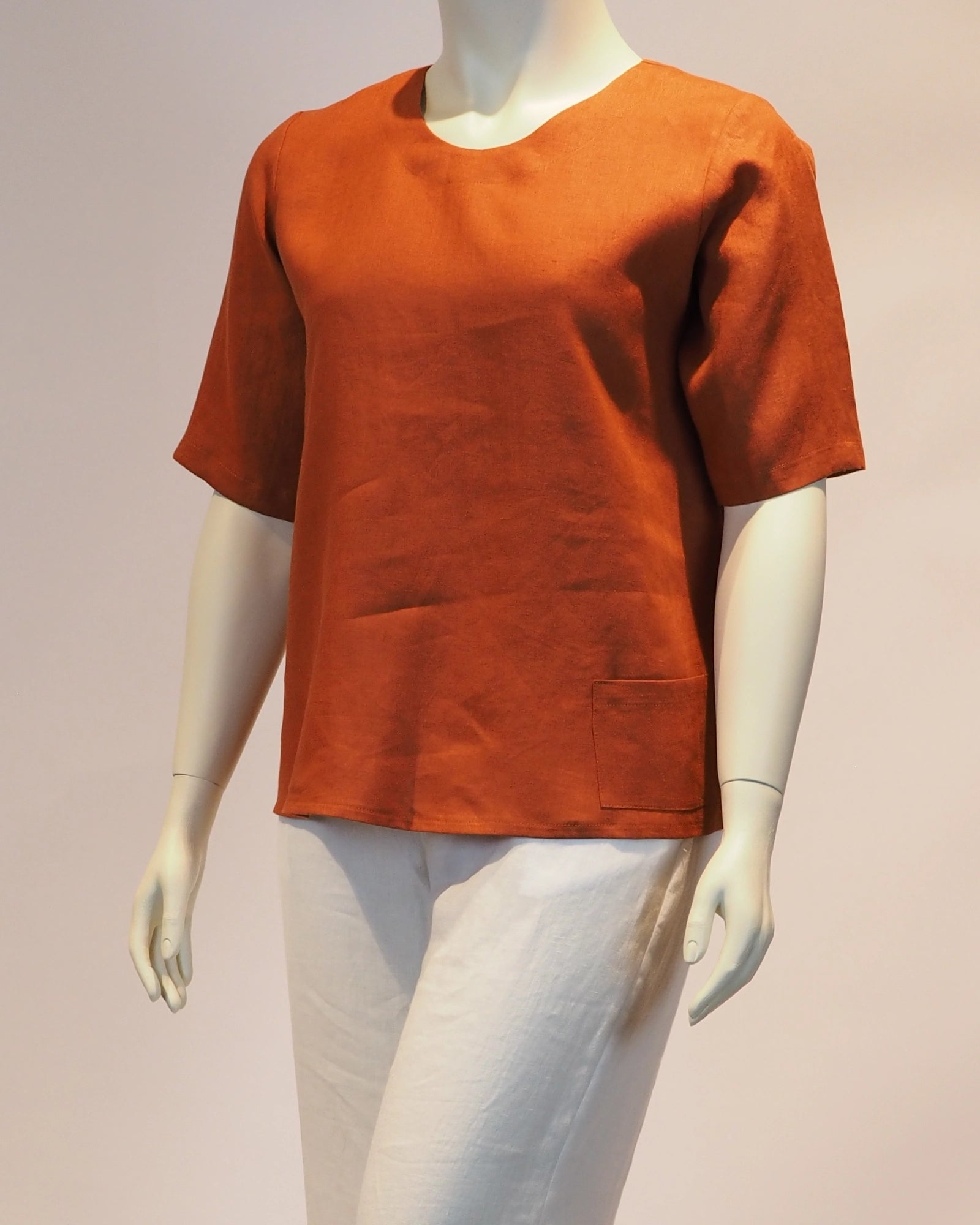Plus Size Leinen-Shirt Amelie in rost von der Seite von Katrin Kiesler Berlin