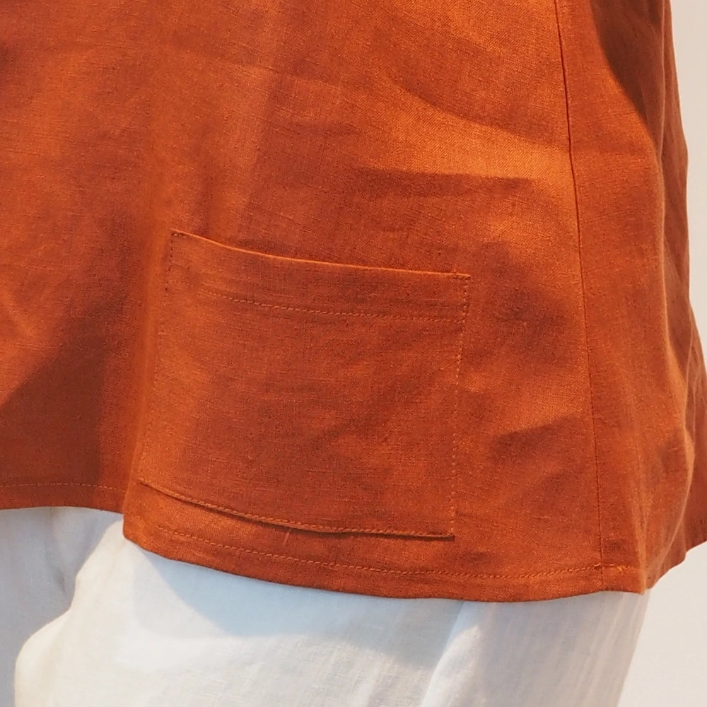 Plus Size Leinen-Shirt Amelie in rost an der Tasche von Katrin Kiesler Berlin
