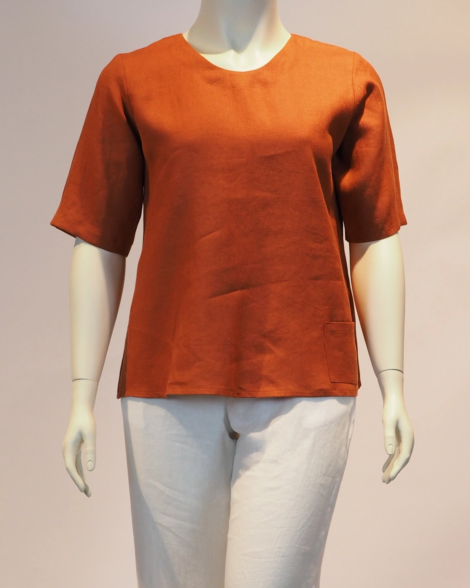 Plus Size Leinen-Shirt Amelie in rost von vorn von Katrin Kiesler Berlin