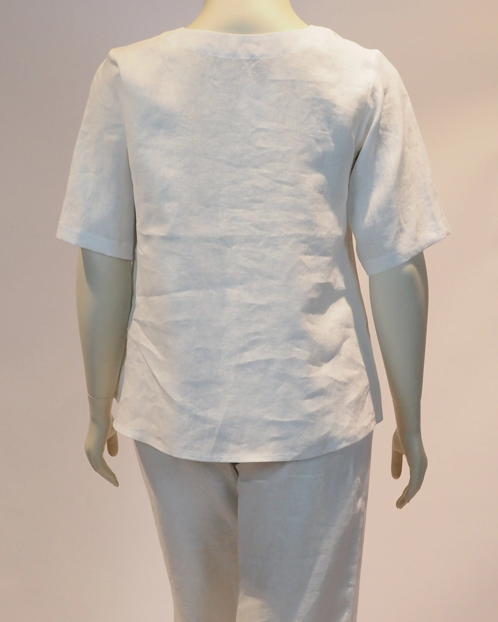 Plus Size Leinen-Shirt Amelie in weiss von hinten von Katrin Kiesler Berlin