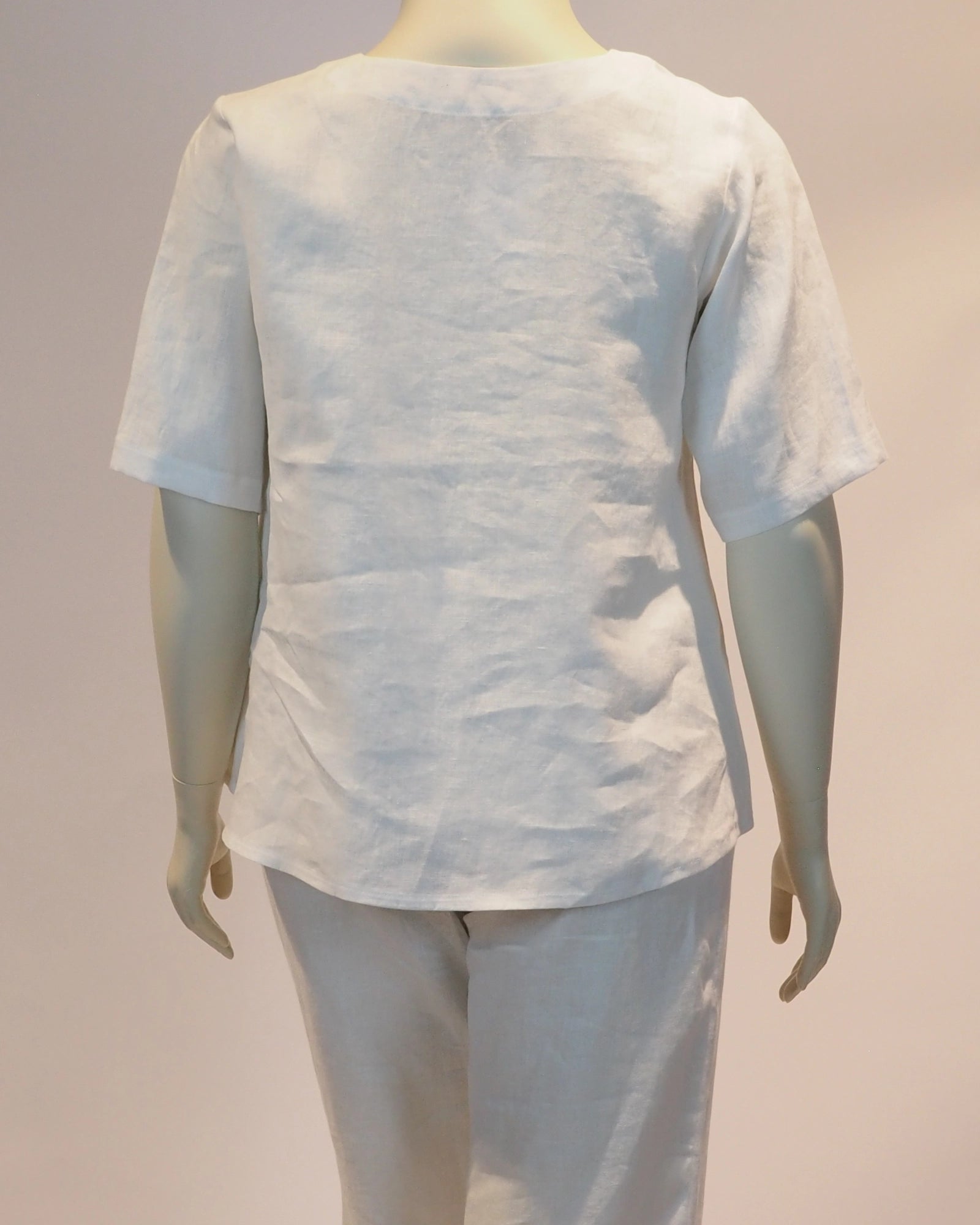 Plus Size Leinen-Shirt Amelie in weiss von hinten von Katrin Kiesler Berlin