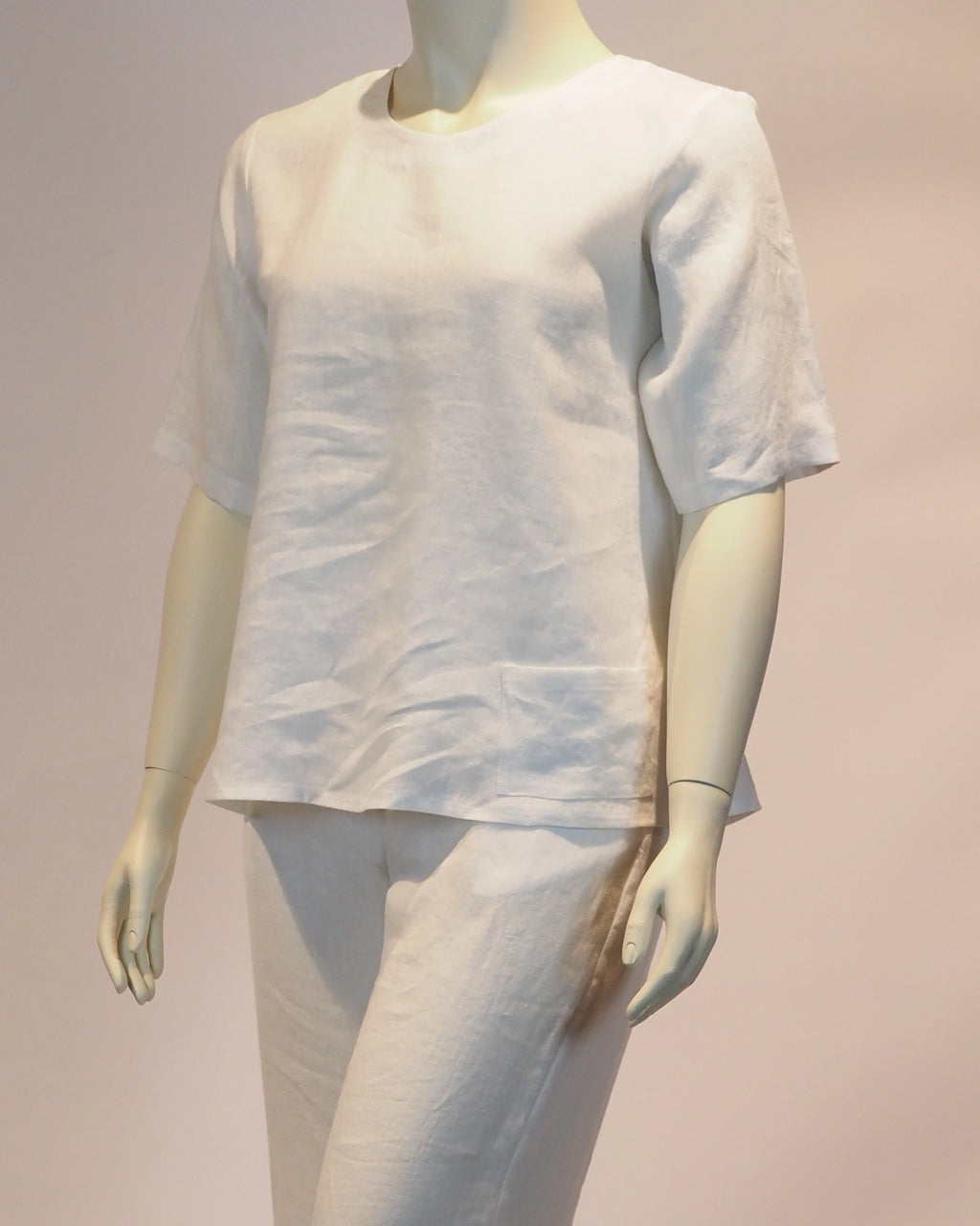 Plus Size Leinen-Shirt Amelie in weiss von der Seite von Katrin Kiesler Berlin