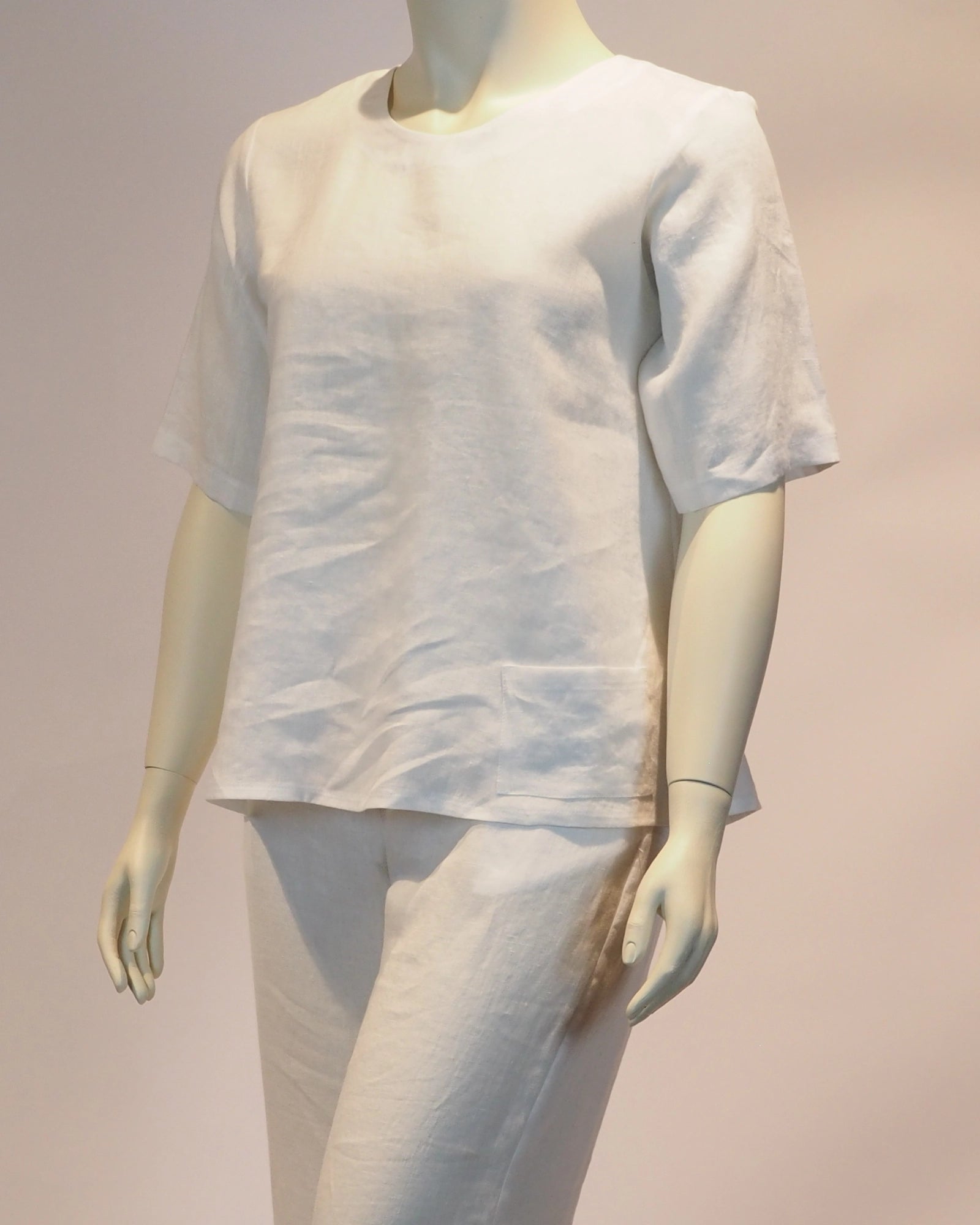 Plus Size Leinen-Shirt Amelie in weiss von der Seite von Katrin Kiesler Berlin