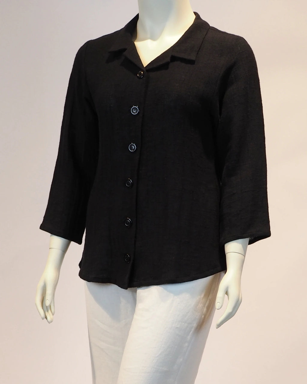 Plus Size Leinen-Shirt  Charlotte in  schwarz von der Seite Katrin Kiesler Berlin