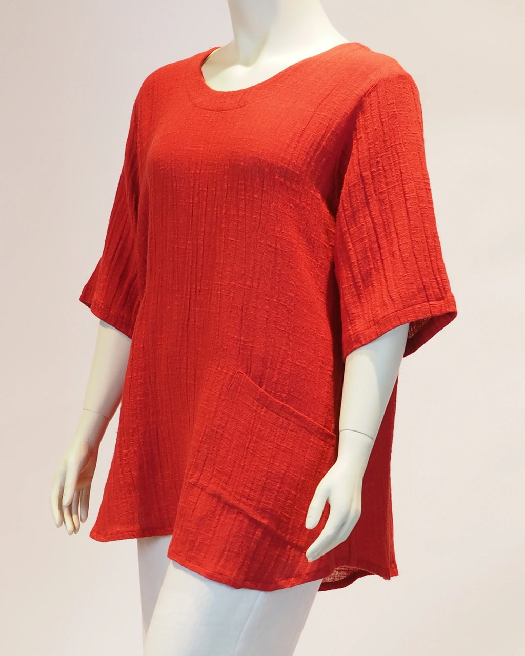 Plus Size Leinen-Shirt Emma in rot von der Seite von Katrin Kiesler Berlin