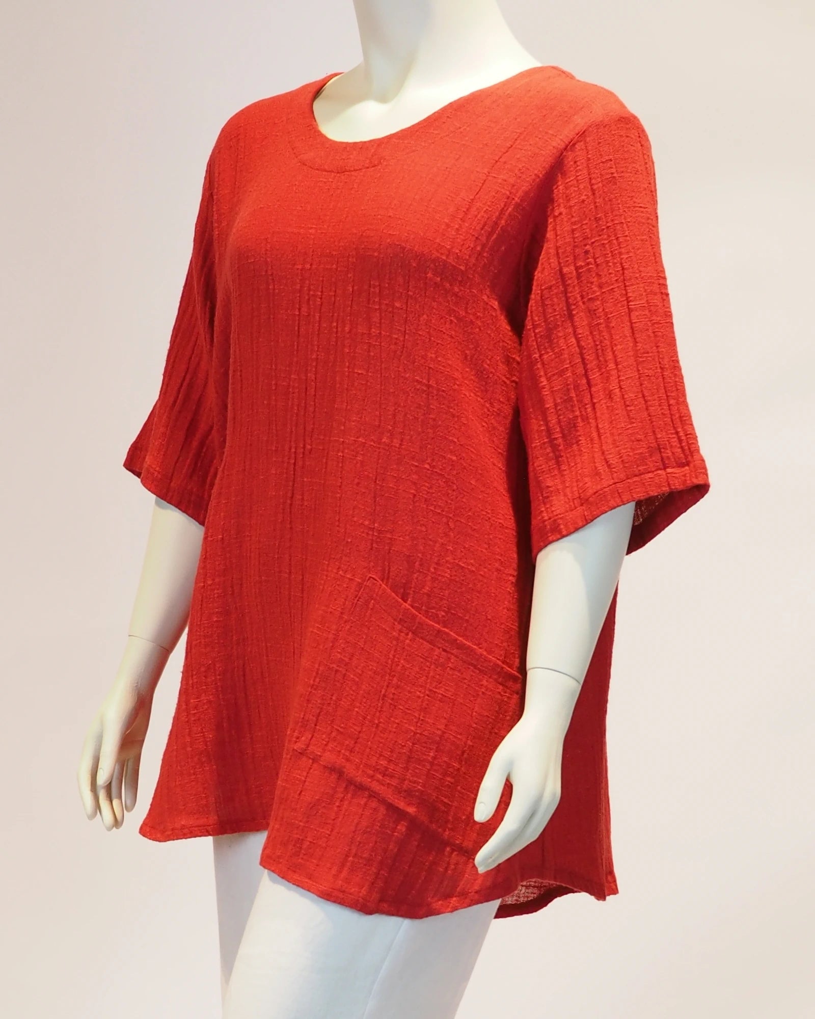 Plus Size Leinen-Shirt Emma in rot von der Seite von Katrin Kiesler Berlin