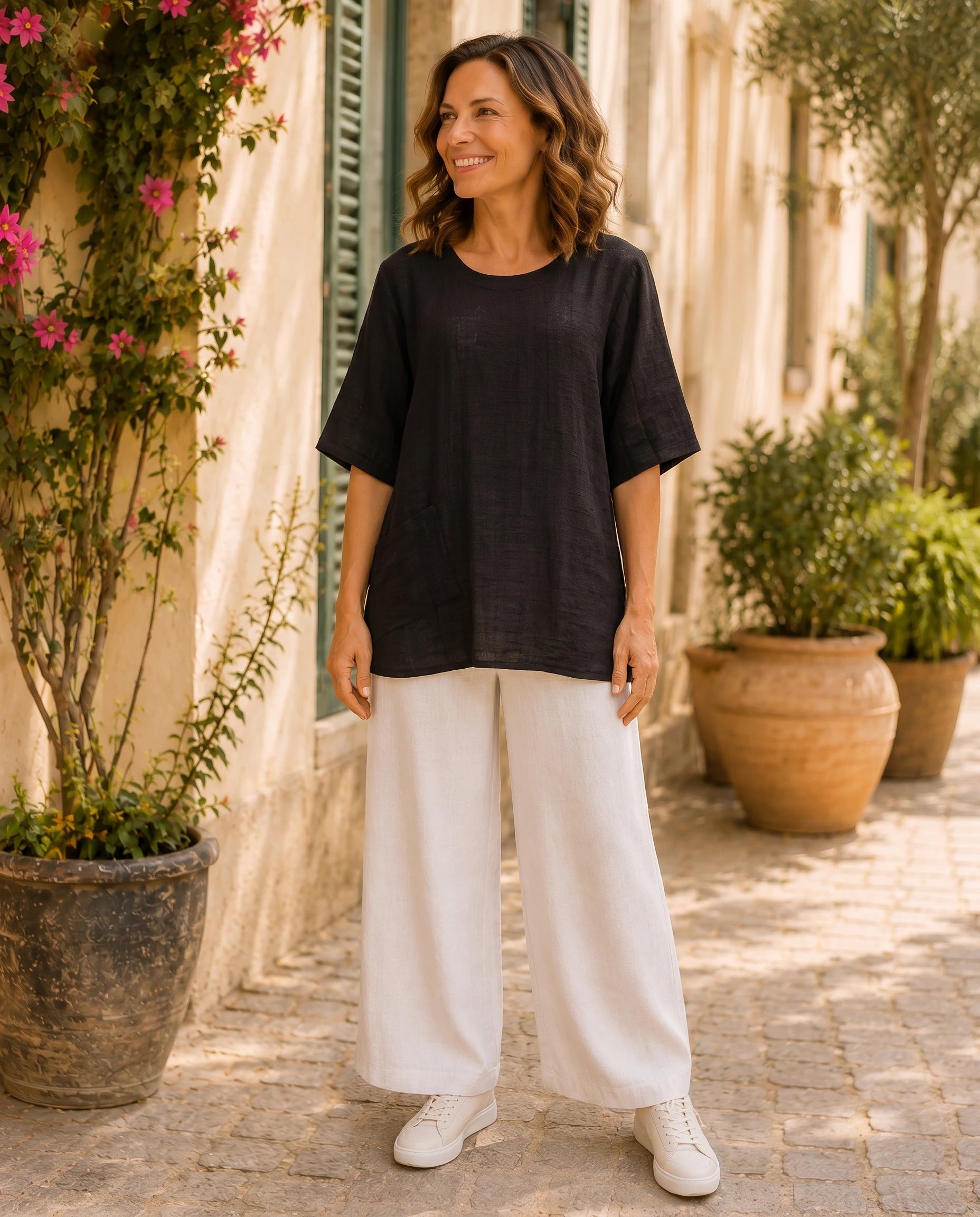 Plus Size Leinen-Shirt Emma in schwarz am Model von vorn von Katrin Kiesler Berlin