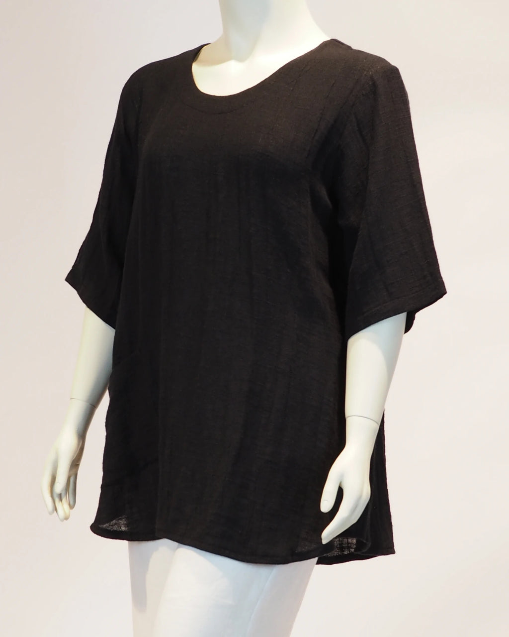 Plus Size Leinen-Shirt Emma in schwarz von der Seite von Katrin Kiesler Berlin