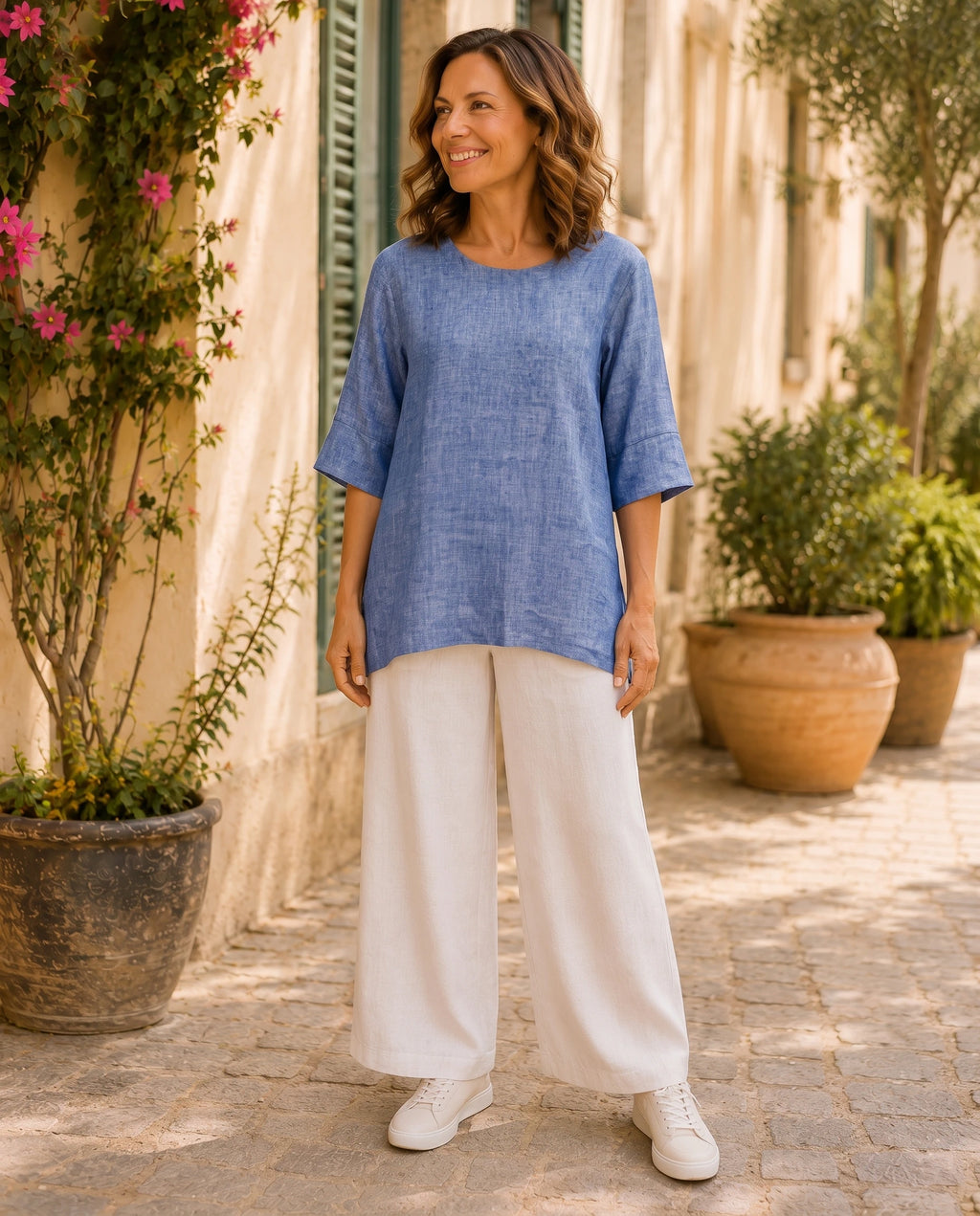 Plus Size Leinen-Shirt  Friederike am Model in  blau von vorne von Katrin Kiesler Berlin