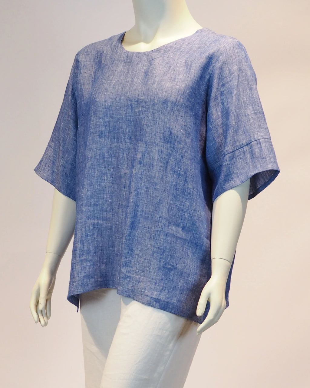 Plus Size Leinen-Shirt  Friederike in  blau von der Seite von Katrin Kiesler Berlin