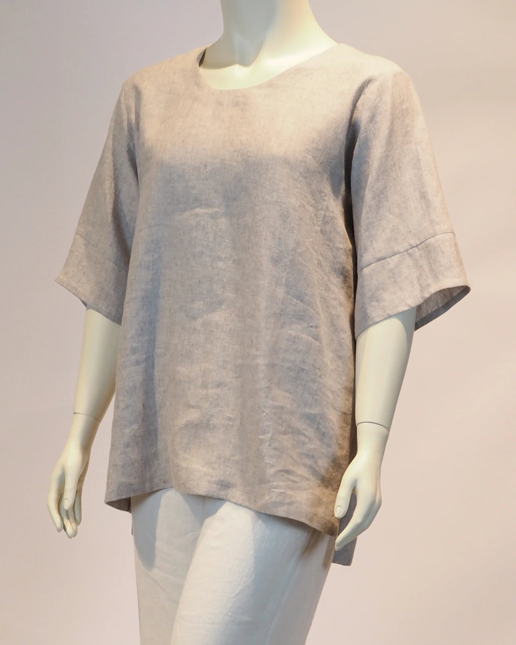 Plus Size Leinen-Shirt  Friederike in  natur von der Seite von Katrin Kiesler Berlin