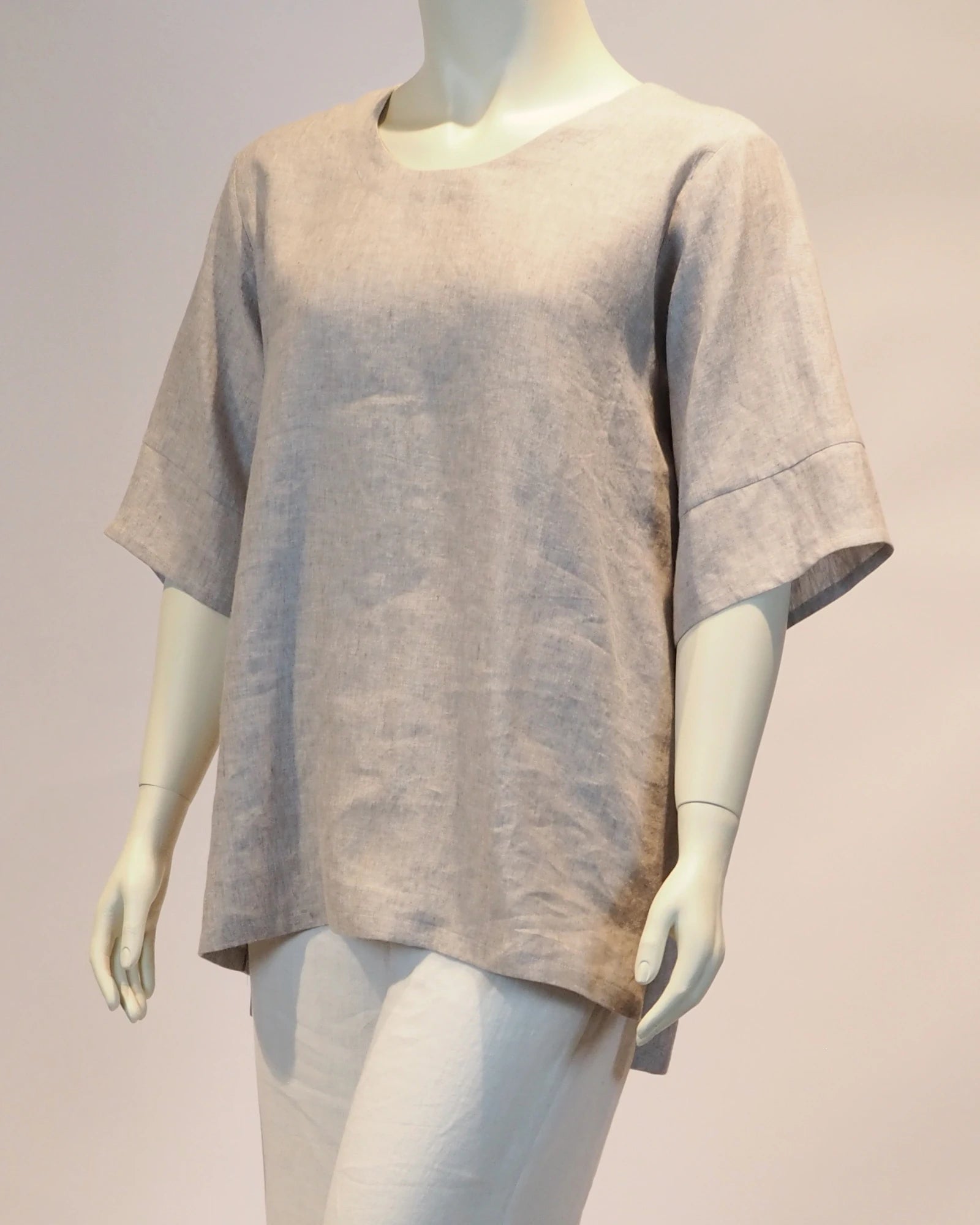 Plus Size Leinen-Shirt  Friederike in  natur von der Seite von Katrin Kiesler Berlin
