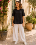 Plus Size Leinen-Shirt Frida in schwarz am Model von vorn von Katrin Kiesler Berlin