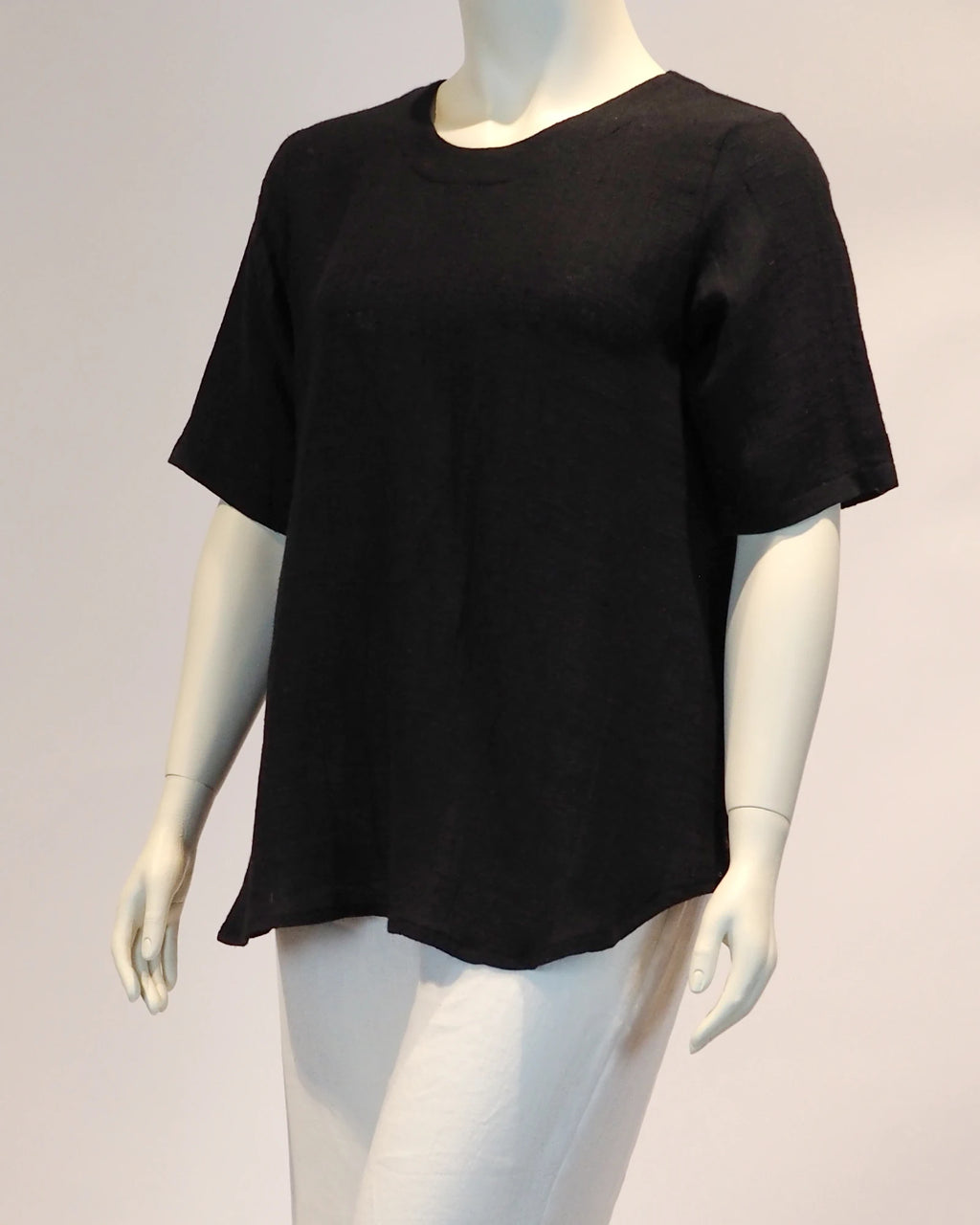 Plus Size Leinen-Shirt Frida in  schwarz von der Seite von Katrin Kiesler Berlin