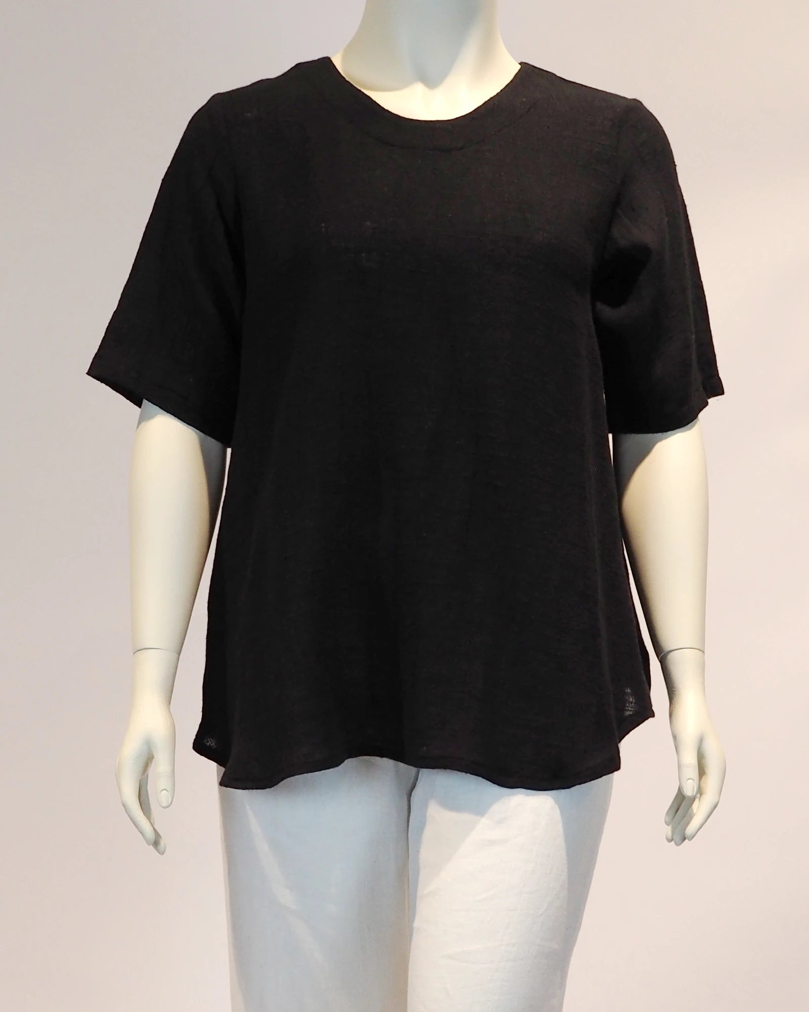 Plus Size Leinen-Shirt Frida in  schwarz von vorne von Katrin Kiesler Berlin