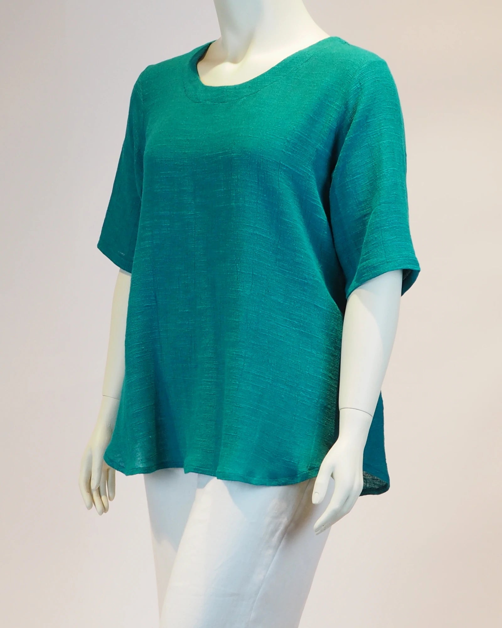 Plus Size Leinen-Shirt Frida in türkis von der Seite von Katrin Kiesler Berlin