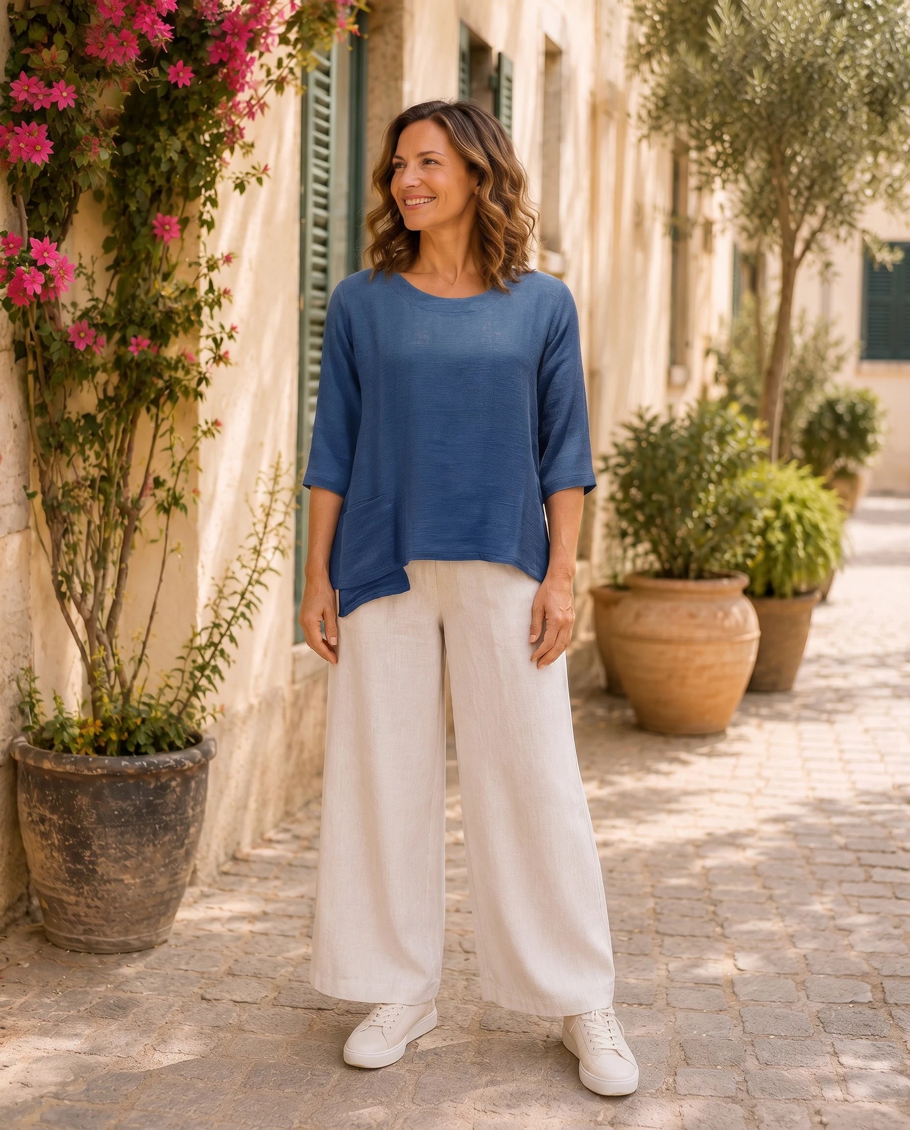 Plus Size Leinen-Shirt Luisa am Model in blau von vorne von Katrin Kiesler 